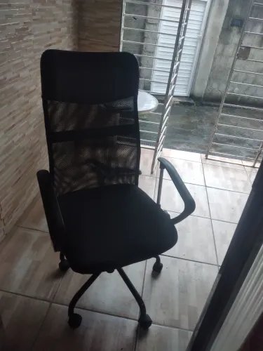 Cadeira giratória semi nova