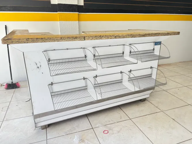 Balcão de atendimento caixa em mármore e madeira