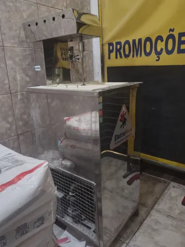 Vendo máquina de picolé e sorveteira
