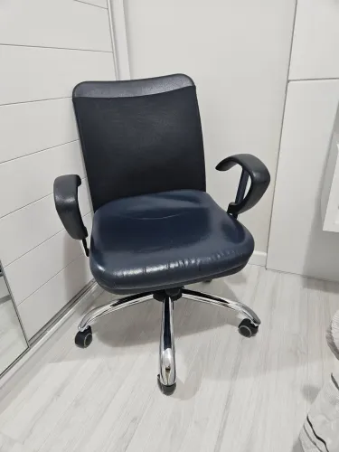 Cadeira de escritorio confortavel, com regulagem de altura e inclinação, em bom estado.