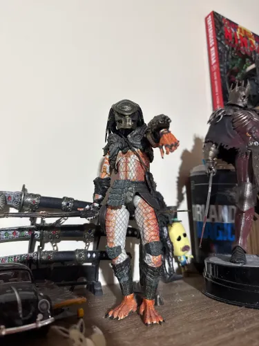 Action figure predador