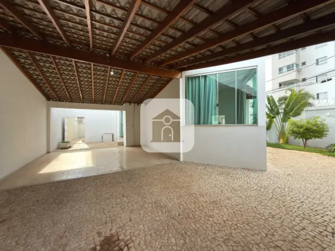 Casa com 220m² para locação no bairro Granada