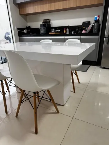 Vendo mesa laqueada com 4 cadeiras