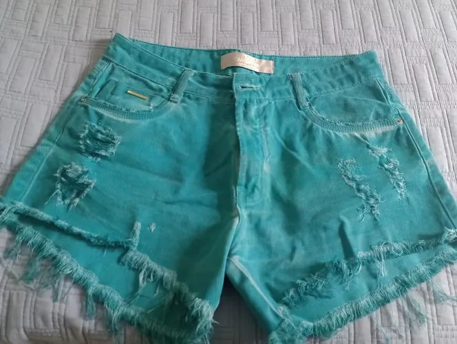 Shorts, marca Lança perfume