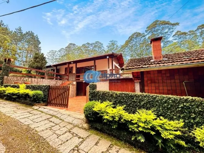 Casa em Condomínio com 03 Quartos e piscina - Rocio, Petrópolis/RJ