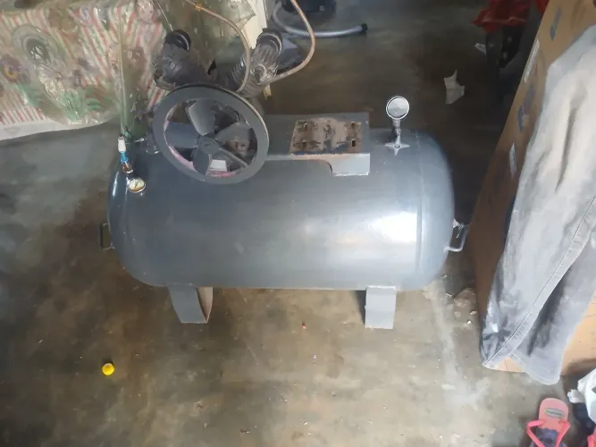 Vende se um compressor de 100 l e dois pistão ta faltado o motor