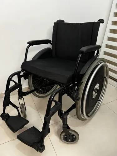 Cadeira de Rodas Nova