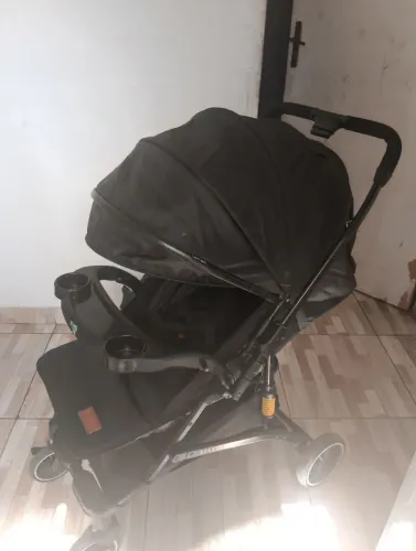 Carrinho novo bem conservado.