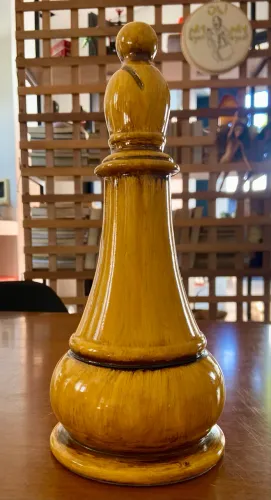 Escultura resina bispo xadrez - 26 cm