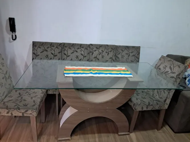 Mesa de vidro com 6 cadeiras