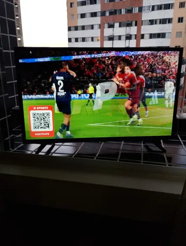 Tv smartv Panasonic 32 polegadas funcionado via cabo...com controle e pezinhos...