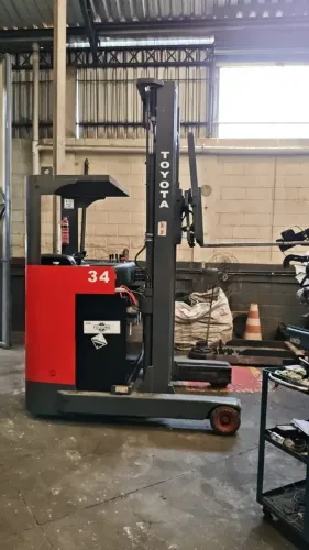 Empilhadeira Retrátil Toyota 48V BATERIA NOVA