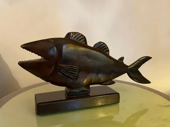 Escultura de peixe entalhada em madeira jacarandá