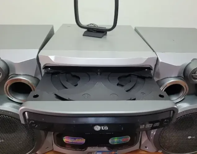 System LG LM-U1350A com Caixas e Controle