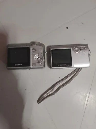 Tenho 2 câmeras fotográficas digital pra vender velhas parada e mesmo pra colecionador