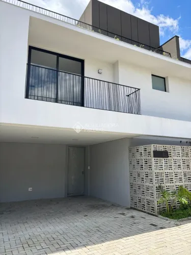 Sobrado Triplex 3 quartos, 1 suíte, com terraço e 2 vagas no bairro Guabirotuba em Curitib