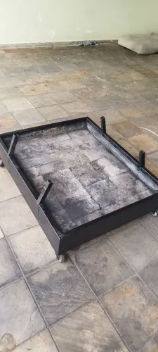 Plataforma para fazer costela fogo de chão, capacidade para 4 espetos.