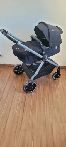 Vendo carrinho de bebê  maxi cossi anna³ todo preto, acompanha bebê conforto com o suporte