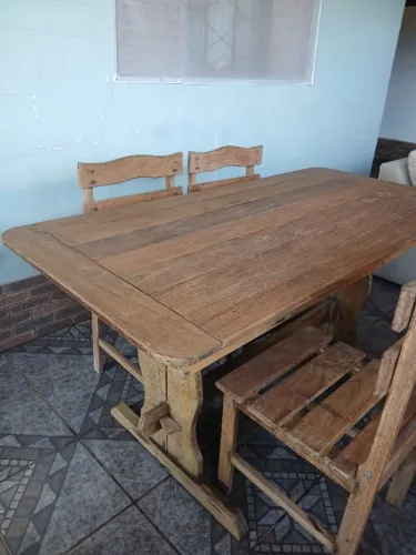 Conjunto mesa Sucupira com 04 cadeiras 