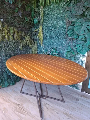 Mesa Oval de Madeira Ripada com Base Designer em Alumínio - 1,60m x 1,00m