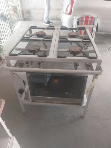 VENDO FOGÃO INDUSTRIAL 4 BOCAS,COM FORNO. MARCA BREY.