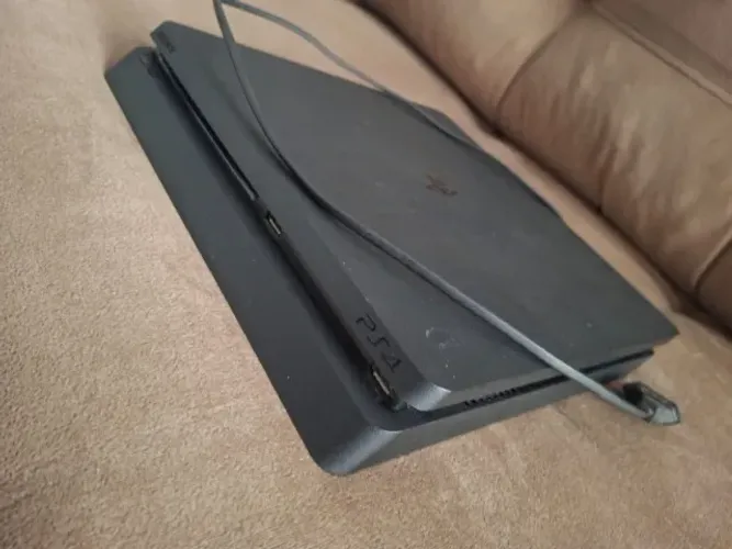 PS4 Slim 500GB - 1 Controle + Jogos - Bom Estado
