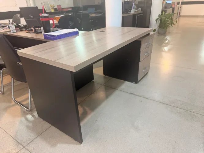 Mesa de escritório com gaveteiro