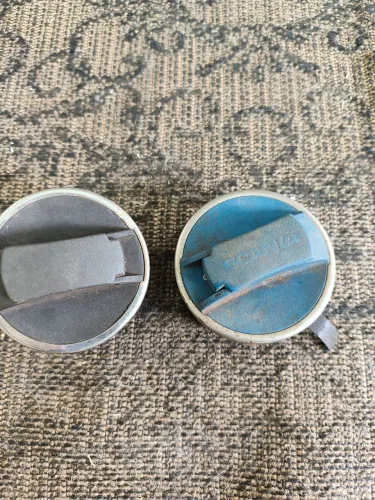 VENDO DUAS TAMPA DE SCANIA DE TANQUE DE ARLA NÃO TEM CHAVE... AS DUAS TAMPAS POR R$ 50