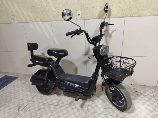 Vendo moto elétrica com 11 meses de uso, único dono.