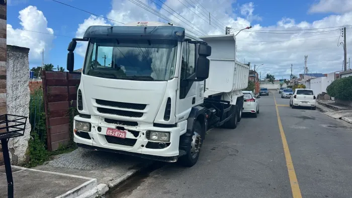 Caminhão caçamba iveco ano 2011 240e25