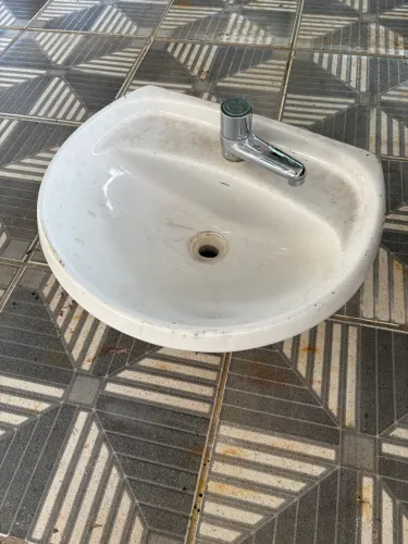 Lavatório Deca com torneira