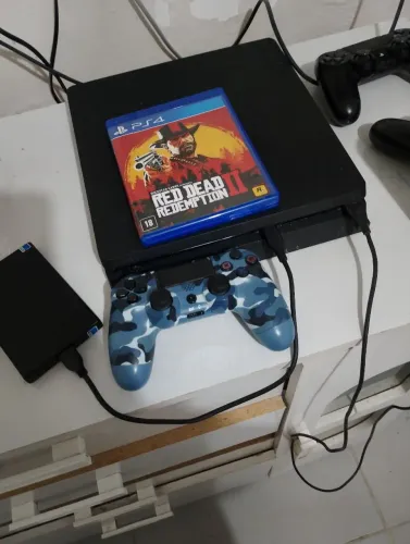 Playstation 4 slim de 1 terá  com HD externo 1T , 3 controles e vários jogos 