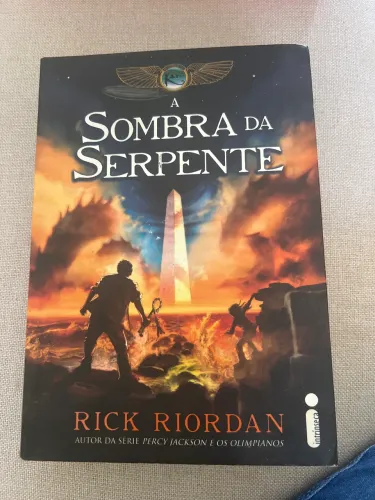 Livro: A sombra da serpente - Rick Riordan