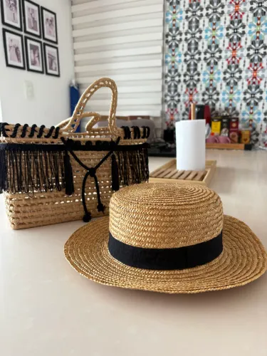 Bolsa de palha e chapéu de praia 