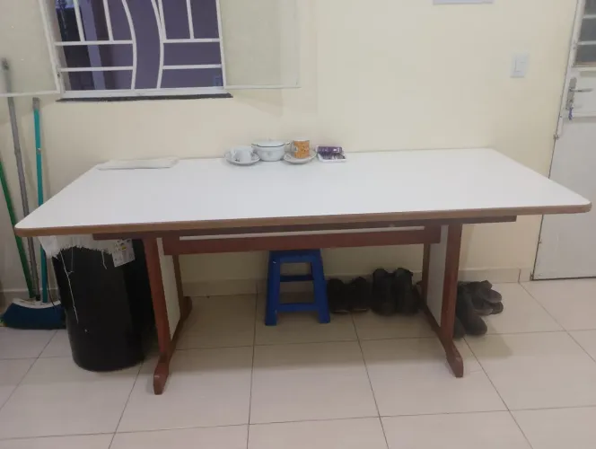 Estou vendendo esta mesa.