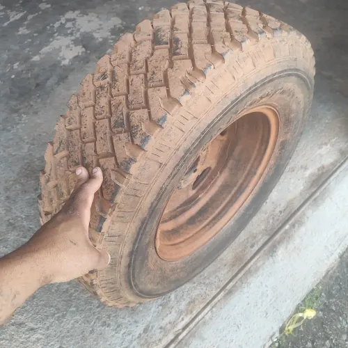 Roda de caminhonete e pneu