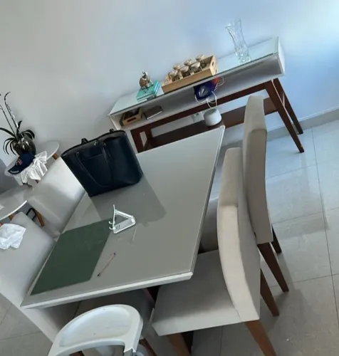 Mesa com 4 cadeira + buffet