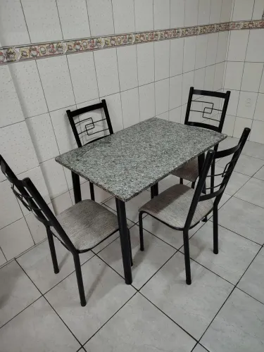 Vendo mesa com 4 cadeiras