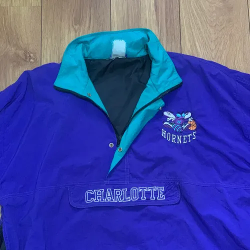 Jaqueta Vintage Anos 90 - Charlotte Hornets - Tamanho G