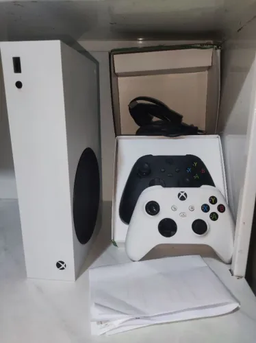 Vendo Xbox Séries S com Dois Controles