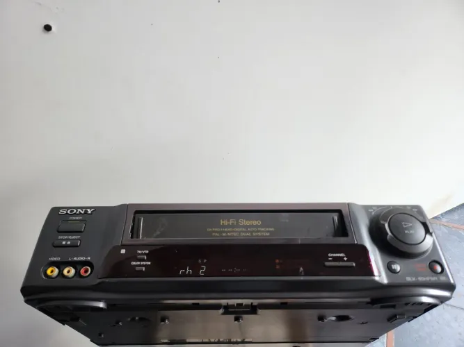 Video cassete sony 4 cabeças, pra ser consertado está enrolando fita