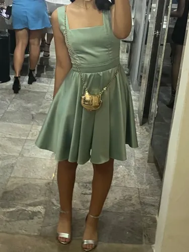 Vestido de Cetim Verde-Menta Rodado - Decote Quadrado