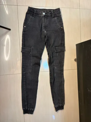 Calça jeans preta com 6 bolsos tamanho 34/36/38 lycra/estica, desbotada
