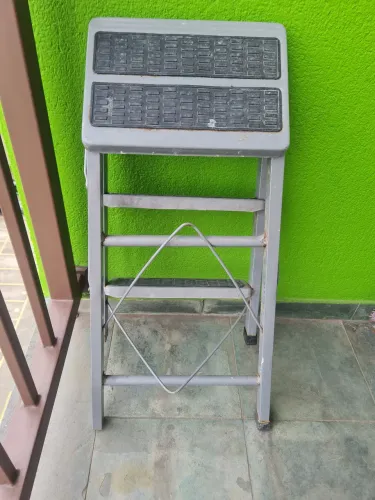 Escada de aço (cinza) banqueta<br>dobrável Metalmix 3 degraus<br>antiderrapantes (120kg)