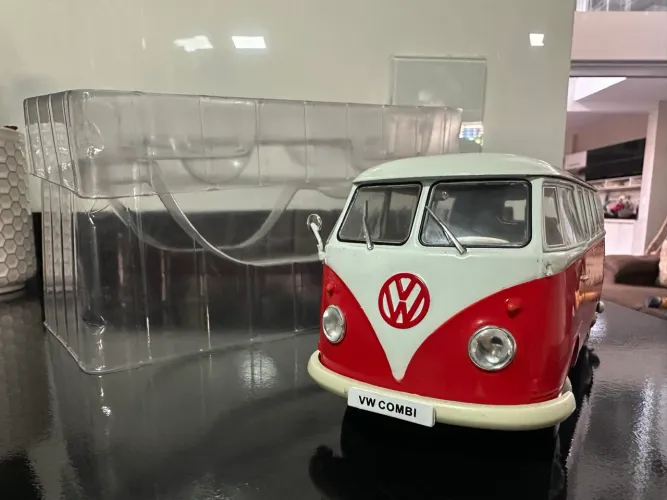 Promoção Miniatura Carro Volkswagen Kombi T2 - Edição Especial - 1:24 -