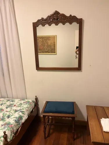Espelho e banqueta em cerejeira, entalhados à mão.