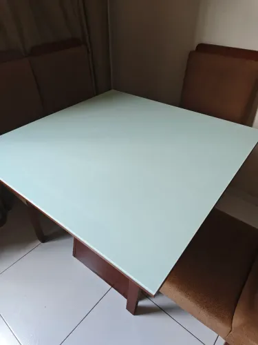 Mesa quadrada com tampo de vidro 