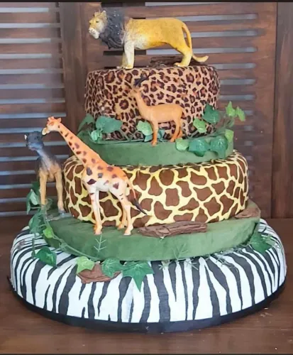 Bolo fake do tema ?Safari?.<br>Usado poucas vezes.<br><br>120 reais
