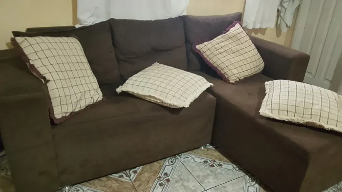 Sofá lindo com almofadas