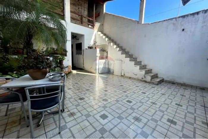 Sobrado com 3 dormitórios e quintal espaçoso com churrasqueira para a venda na Vila Indust